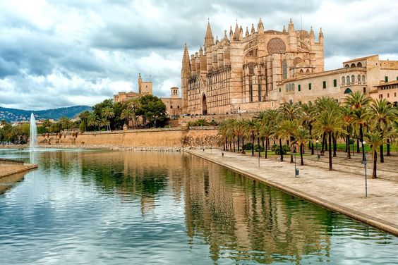 Palma de Mallorca é uma das maiores catedrais góticas de toda a Europa