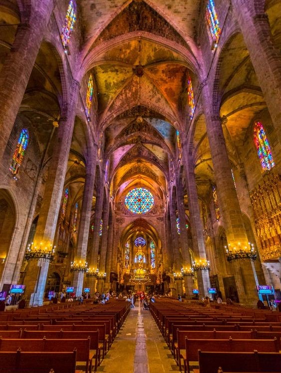 Palma de Mallorca é uma das maiores catedrais góticas de toda a Europa