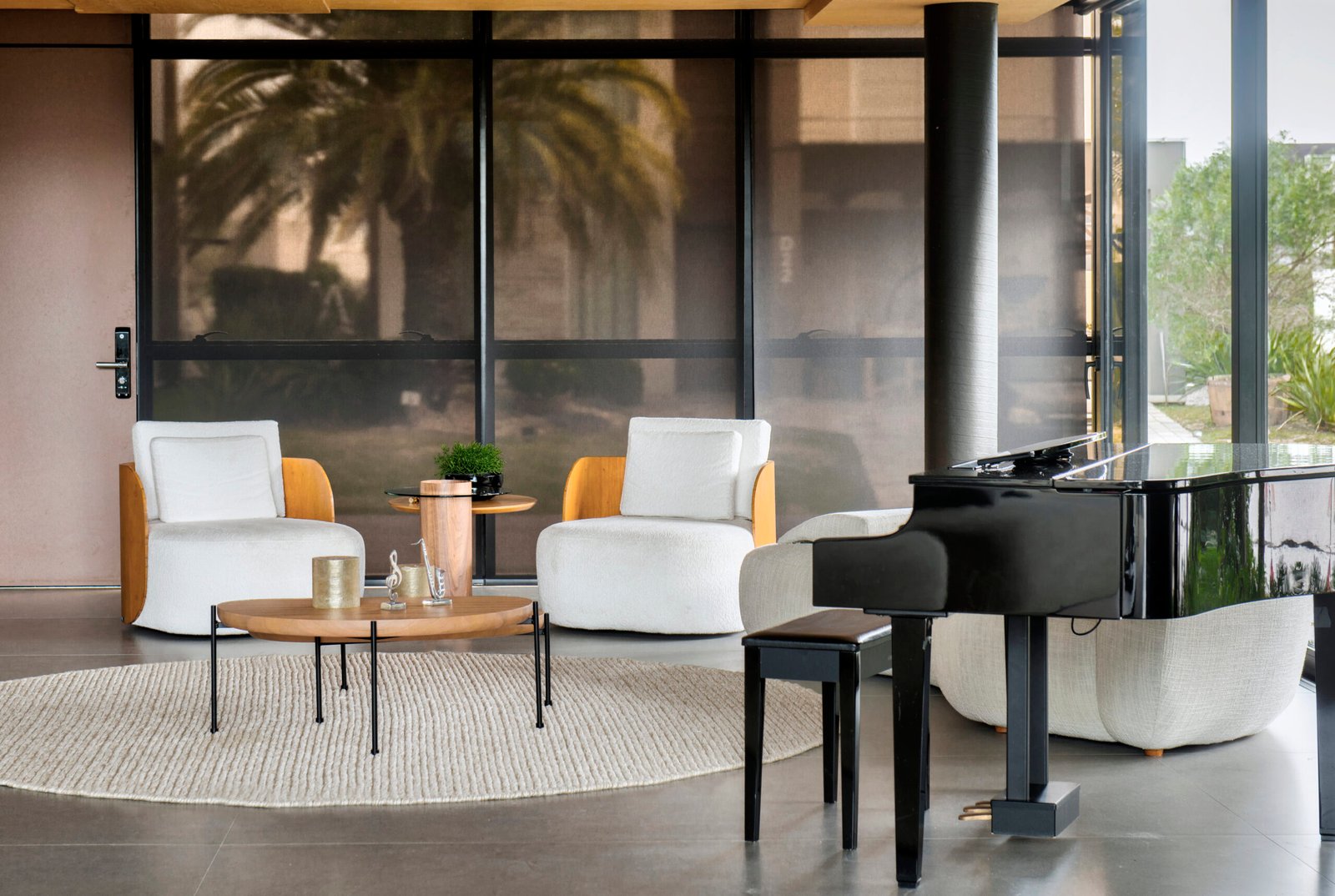 Telas de Alto Desempenho na Arquitetura: KoolBlack em Projetos Contemporâneos